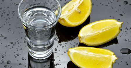 Wódka nie tylko do picia. 10 genialnych zastosowań popularnej "czystej"