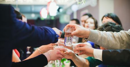 "Małpkę przykleiłem do uda". Alkohol na studniówkach jest od zawsze