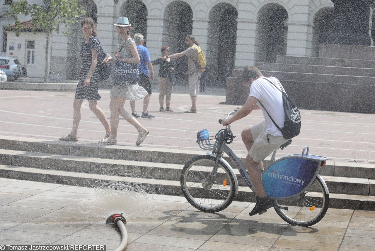 Kurtyny wodne Warszawa. W tych miejscach upały nie są straszne