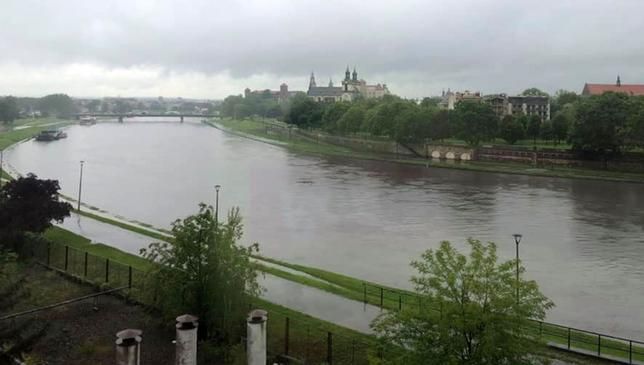 Alert RCB na Mazowszu: "Nie zbliżaj się do rzek", Wisła wzbiera