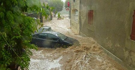 Francja. 1600 osób ewakuowanych z powodu ulewy. Woda porywa nawet samochody