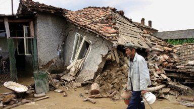 Zniszczone przez powódź domostwo w wiosce Bial Briag