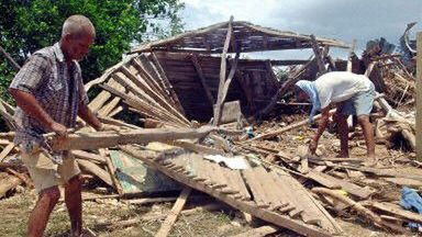 Mieszkańcy zalanej wioski rozbierają zniszczone domy