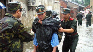 Chińscy żołnierze pomagają w ewakuacji mieszkańców