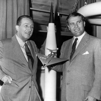 Niektórzy nazistowscy naukowcy zyskali w Ameryce prawdziwą popularność. Wernher von Braun, nazywany "ojcem NASA", współpracował nawet z Waltem Disneyem. 