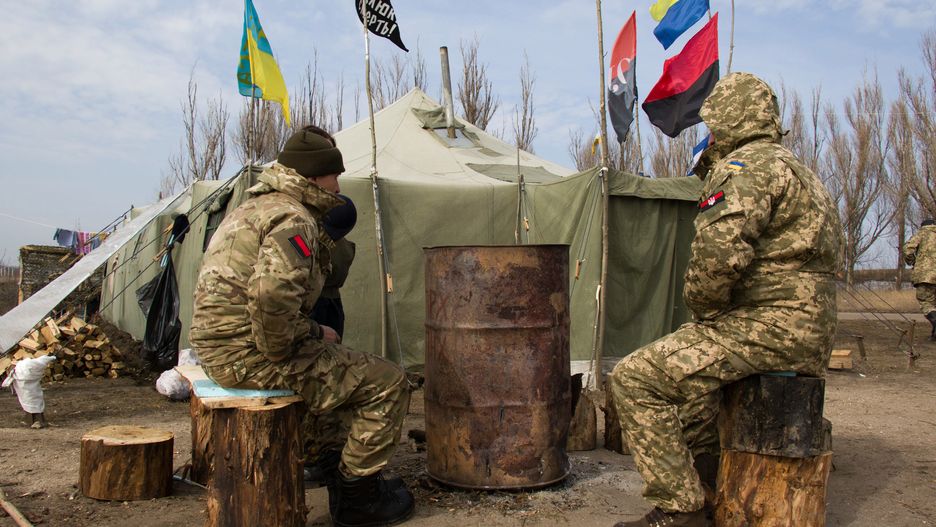 Ukraina: większość obywateli nie popiera stanu wojennego (na zdjęciu ukraińscy aktywiści w rejonie Doniecka, marzec 2017 r.)