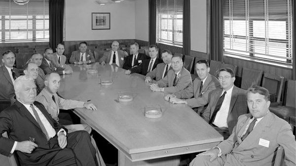 W 1958 roku, kiedy powstało powyższe zdjęcie specjalnego komitetu NASA, niewiele osób pamiętało o zbrodniczej przeszłości von Brauna (pierwszy z prawej).