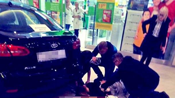 Dramat w Stalowej Woli. 27-letni mężczyzna zranił nożem dziewięć osób, jedna z nich zmarła