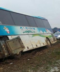 Wypadek autokaru z dziećmi. Kierowca nie żyje