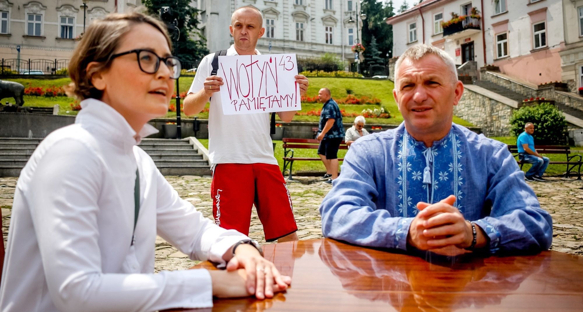 Piotr Tyma, przewodniczący Związku Ukraińców w Polsce, i Anna Dąbrowska zaprosili chętnych do rozmowy przy stoliku. Przemyski Ratusz nie wyraził zgody na tę akcję