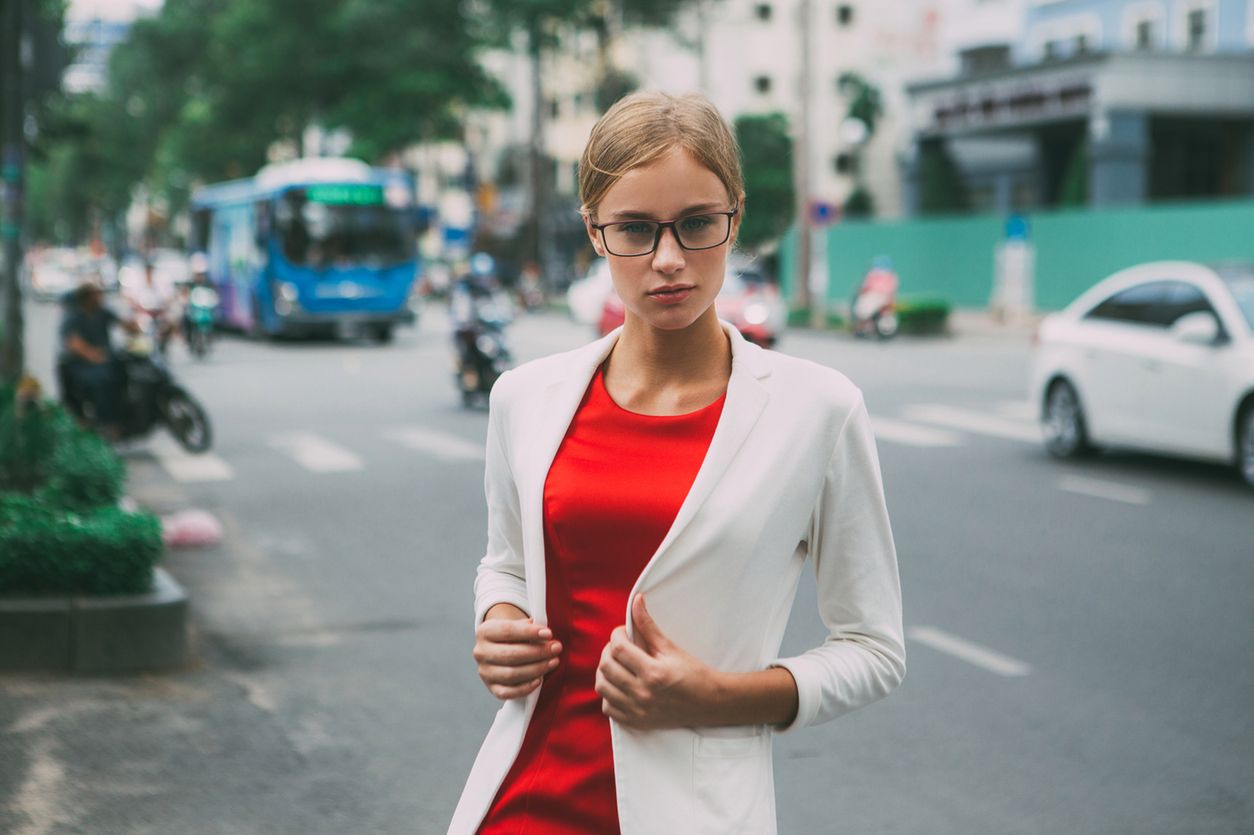 Biały żakiet. Najlepszy przyjaciel letniej elegantki 