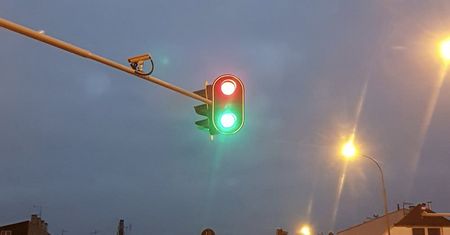 Jechać? Nie jechać? Pułapka świetlna na kierowców w Zgierzu