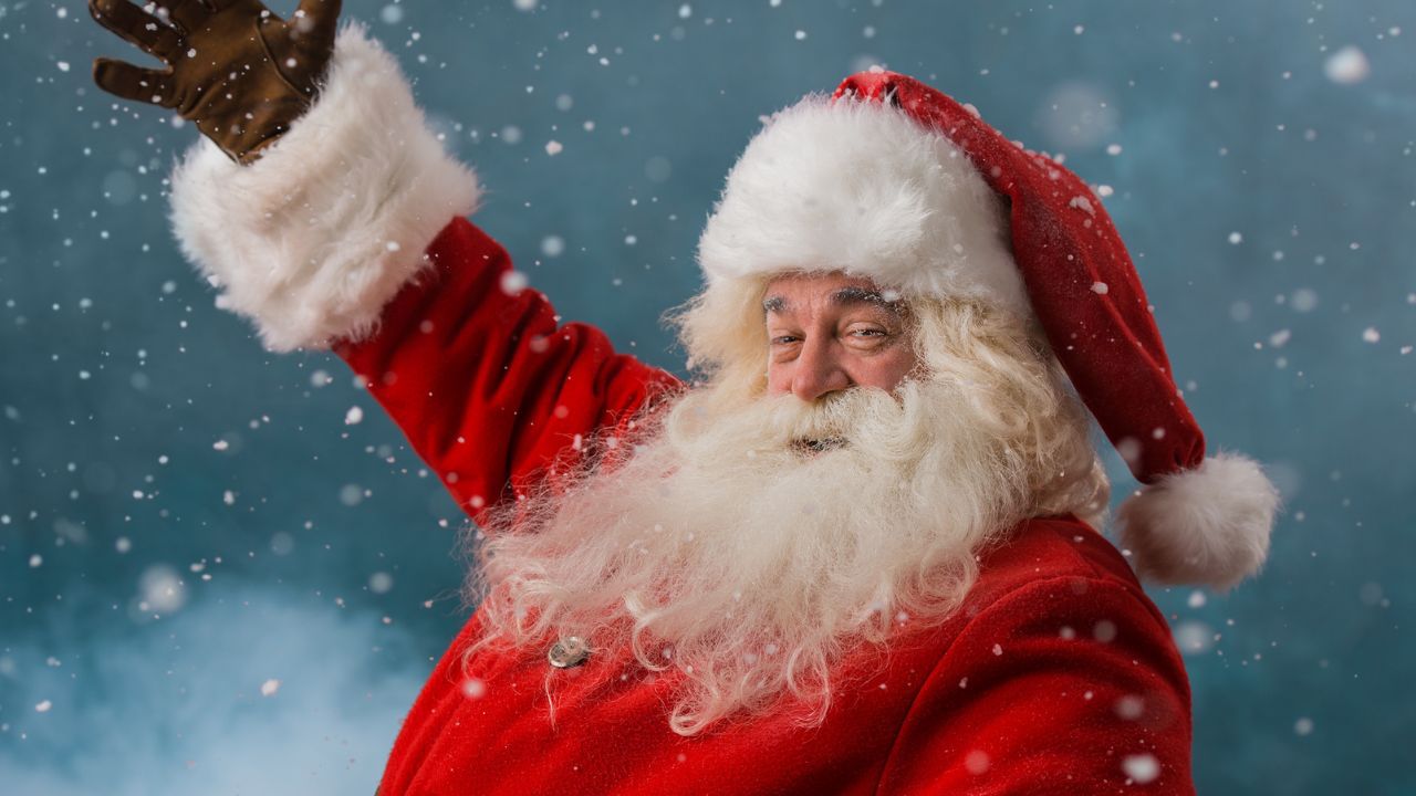 Dlaczego Św. Mikołaj ubiera się na czerwono? Powód Was bardzo zaskoczy