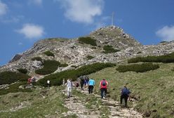 Tatry. Turyści lekceważą zakaz i wchodzą na Giewont. Leśnicy szacują straty