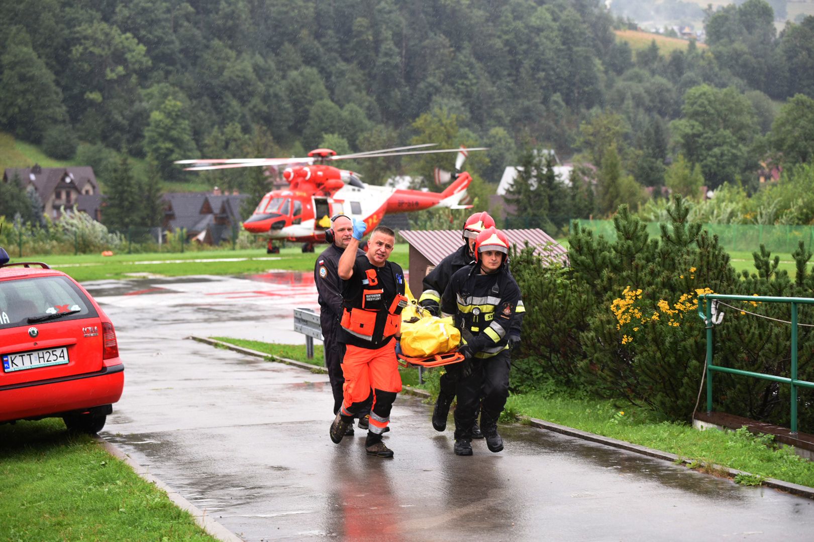 Tatry. Akcja ratownicza TOPR po porażeniu turystów piorunem na Giewoncie
