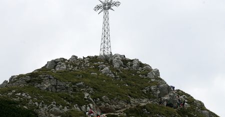 Krzyż z Giewontu miał stanąć na Stadionie Narodowym. Kościelna fundacja odkrywa tajemnicę