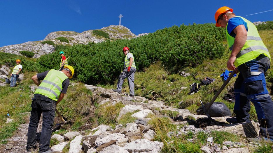 Giewont. Odtworzono ścieżkę i łańcuchy na szlaku zniszczonym przez nawałnicę