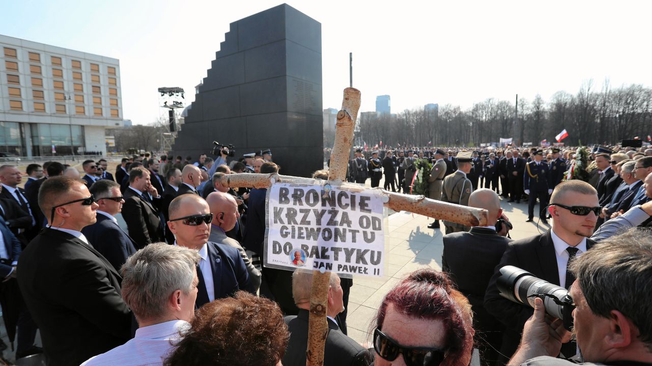 Pomnik smoleński nie jest jeszcze skończony. Będzie czerwony dywan, żywopłot i krzyż