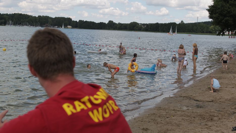 32 proc. Polaków twierdzi, że nie potrafi pływać