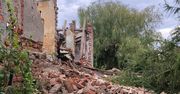 Ukradli cegły z dworku w Jarnołtowie. Złodzieje załatali nimi dziury w drodze