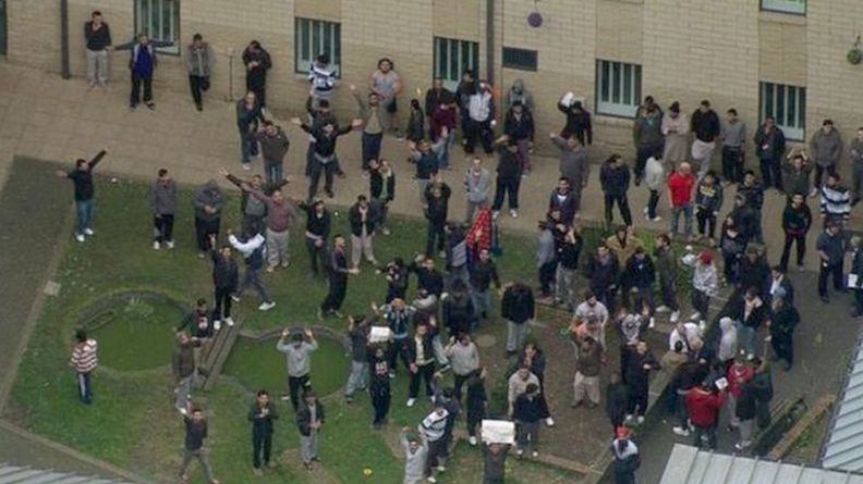 Kadr z filmu BBC poświęconego ośrodkowi dla imigranów w Harmondsworth.