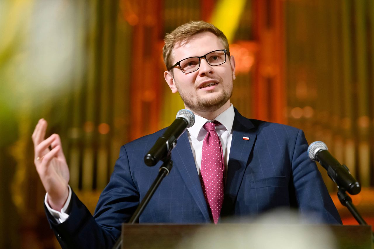 Zakażony koronawirusem minister Michał Woś na otwarciu biura posła klubu PiS w Otwocku. Uczestnicy spotkania trafiają na kwarantannę