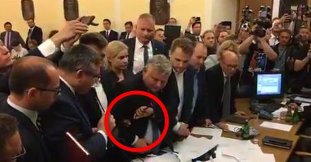 To zdjęcie jest symbolem nocnej awantury. Posłowie niemal pobili się o... mikrofon