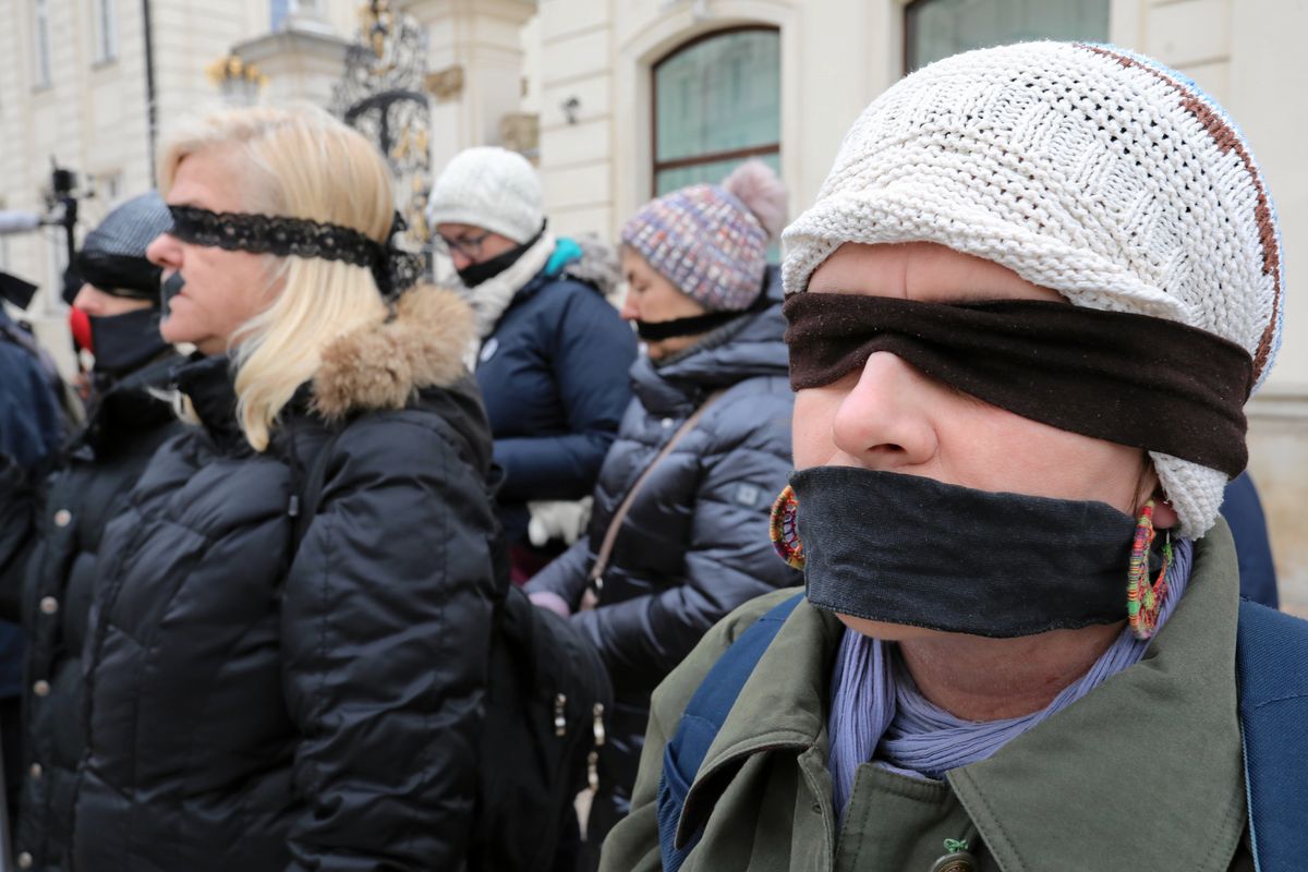 Mieli zaklejone usta i opaski na oczach. Protesty w kilkunastu miastach w Polsce