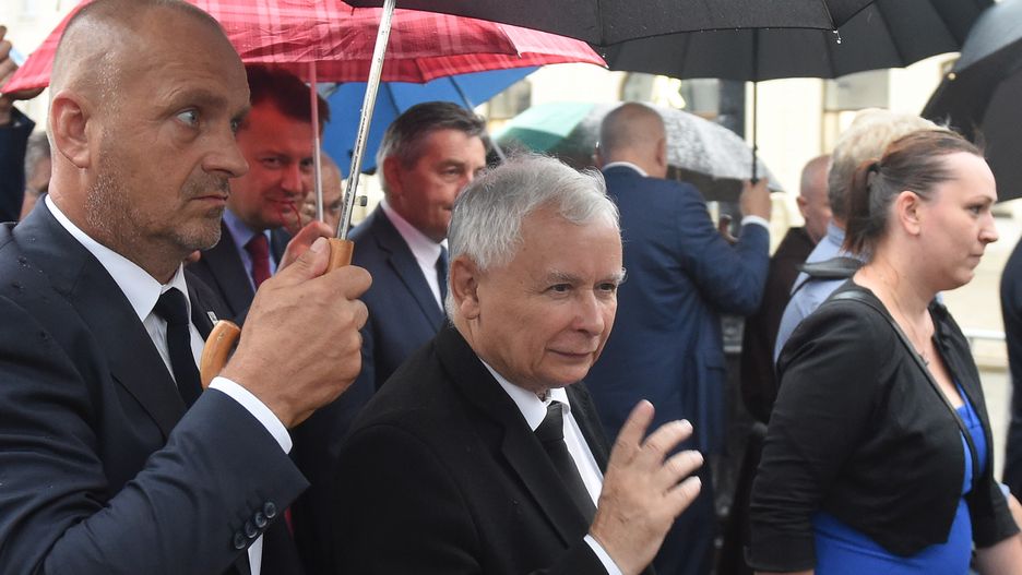 Prezes PiS Jarosław Kaczyński i jego ochroniarz.
