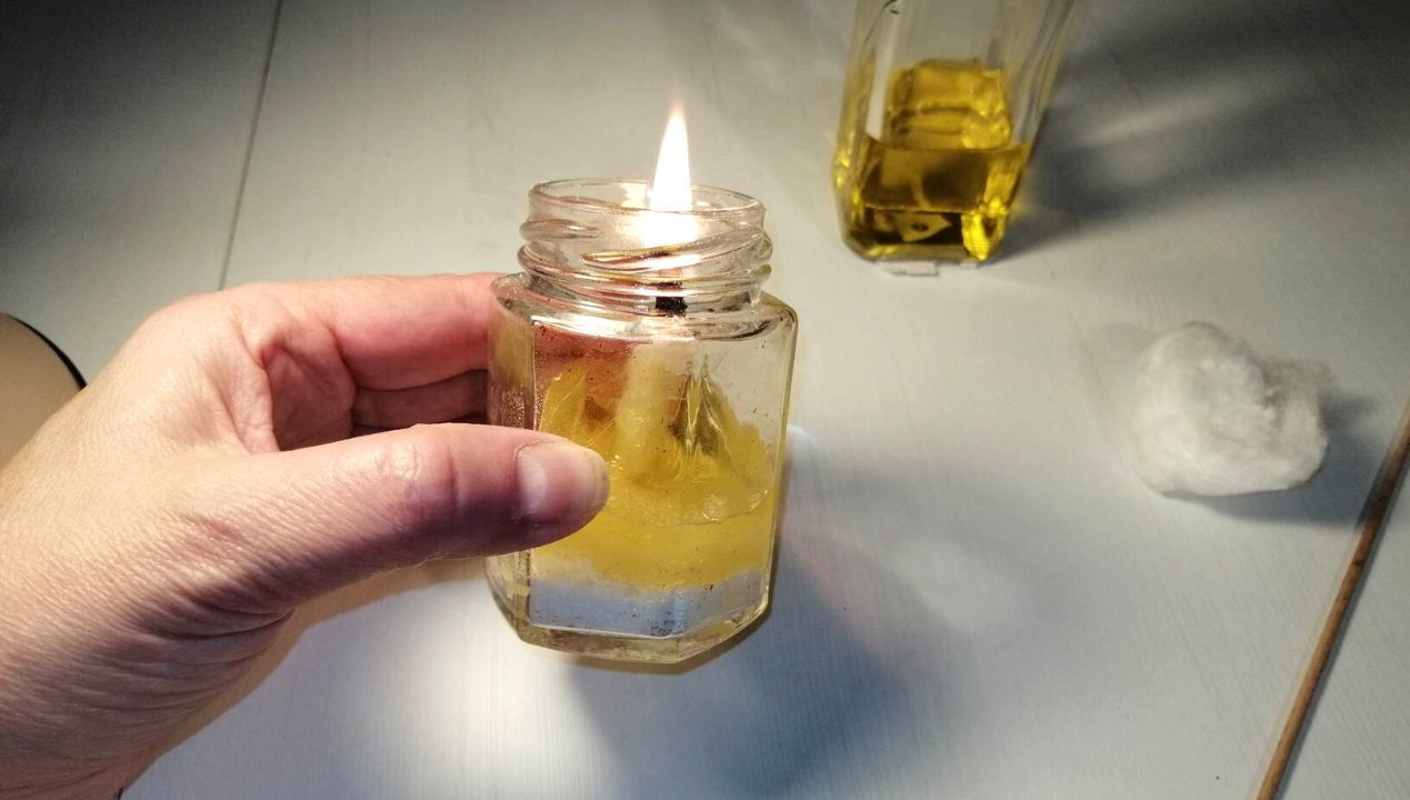 Tak zrobisz świecę bez wosku, jeśli nagle zabraknie prądu. Wystarczą dwa kuchenne produkty