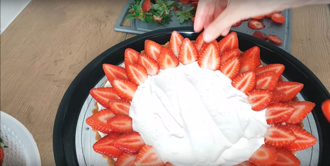Przygotowanie tarty z truskawkami - Pyszności; Foto kadr z materiału na kanale YouTube SłodkiBlog