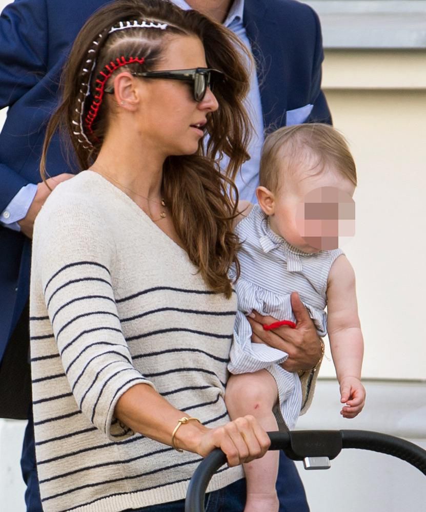 Anna Lewandowska z Klarą na spacerze przed meczem Polska-Kolumbia
