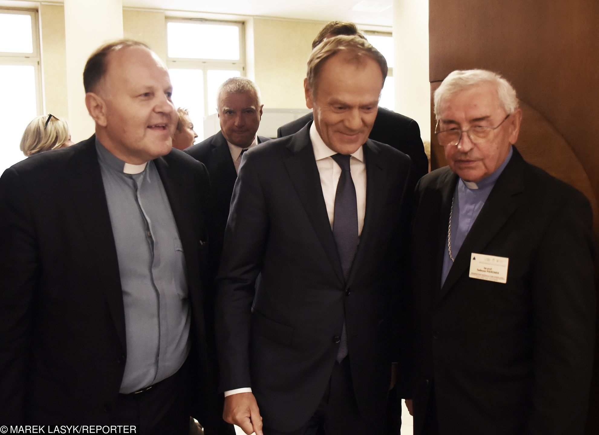 Bp. Tadeusz Pieronek z ks. Kazimierzem Sową i Donaldem Tuskiem. Kraków, październik 2018