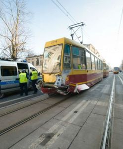 Tramwaj zderzył się z samochodem w Łodzi. Świadek: pasażerowie poinformowali, że doszło do zderzenia