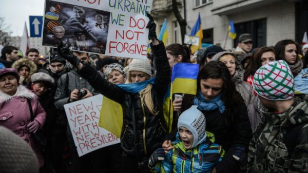 Uczestnicy manifestacji przed ambasadą Ukrainy w Warszawie