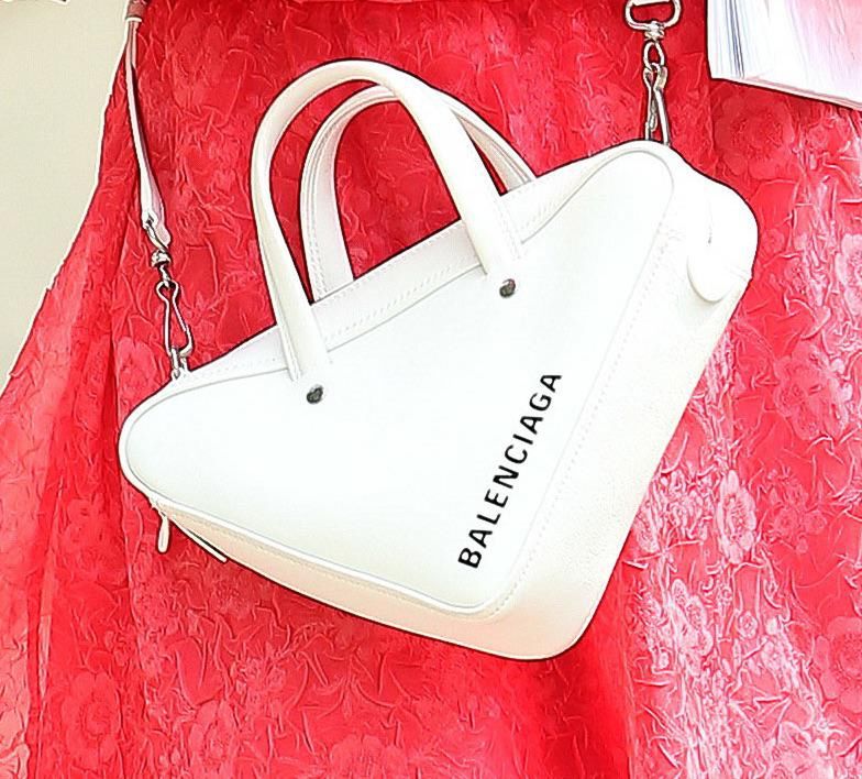 Julia Wieniawa z białą torebką Balenciaga