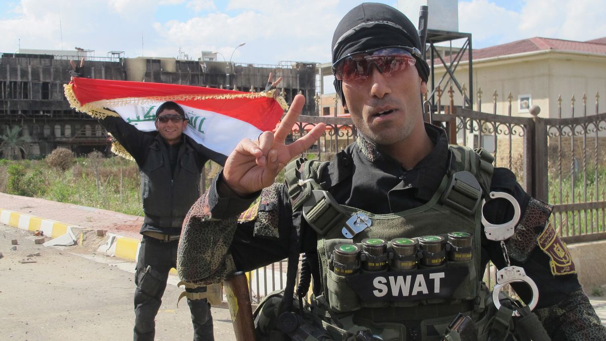 A member of the Iraqi SWAT troopers gestures in Tikrit March 31, 2015. Iraqi troops aided by Shi'ite paramilitaries have driven Islamic State out of central Tikrit, Prime Minister Haidar al-Abadi said on Tuesday, but the fight to retake all of Saddam Hussein's home town continued.  REUTERS/Stringer