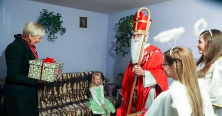 Pierwsza Dama w roli św. Mikołaja. Odwiedziła dzieci z hospicjum