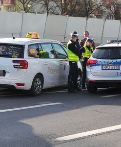 Policja szuka kierowcy taksówki. Jechał z pasażerami