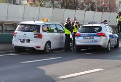Policja szuka kierowcy taksówki. Jechał z pasażerami