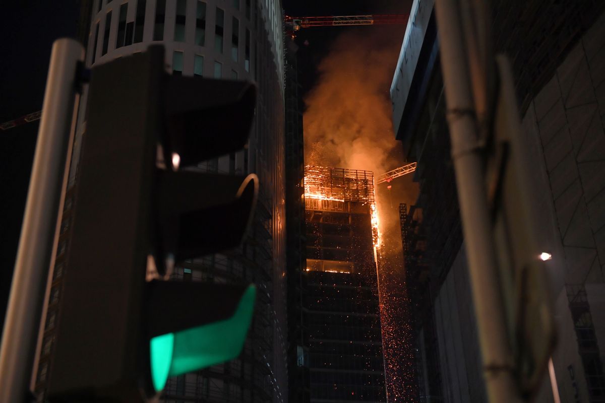 Warszawa. Pożar wieżowca w centrum. Ogień 100 metrów nad ziemią