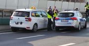 Policja szuka kierowcy taksówki. Jechał z pasażerami