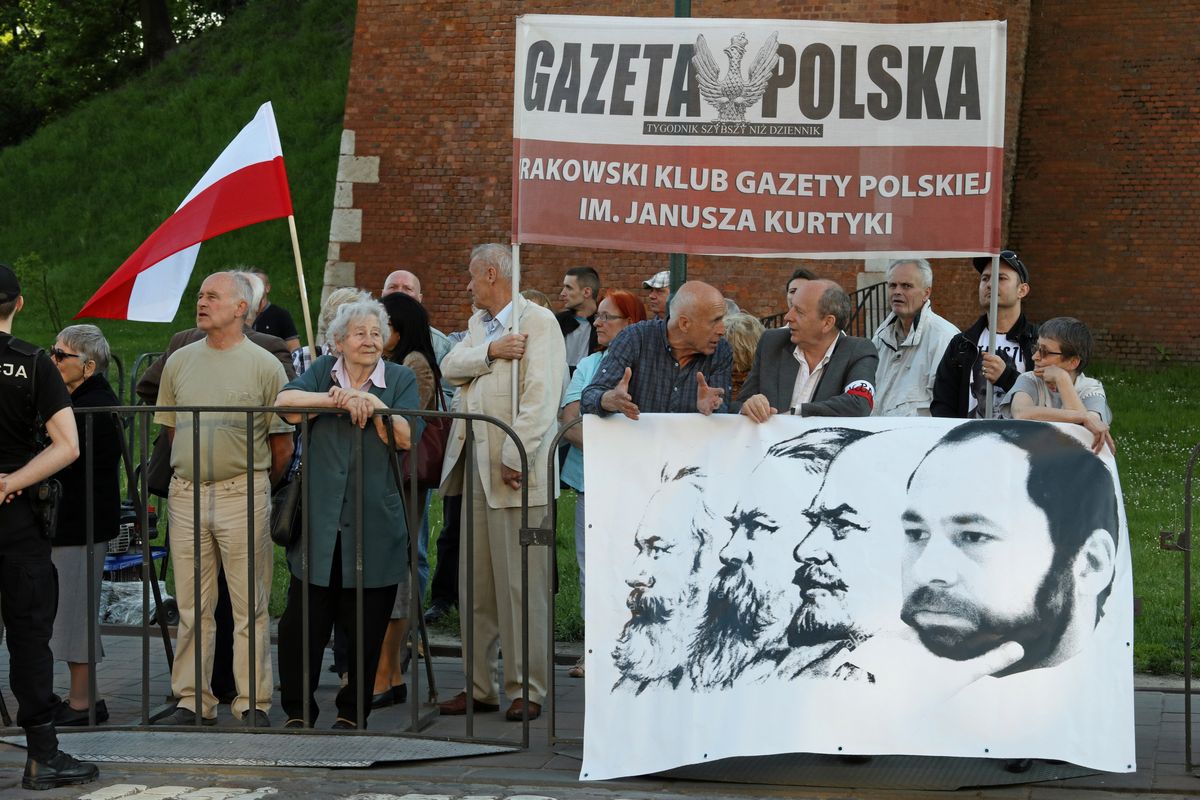 Słowne przepychanki pod Wawelem. Dwie manifestacje przywitały polityków PiS