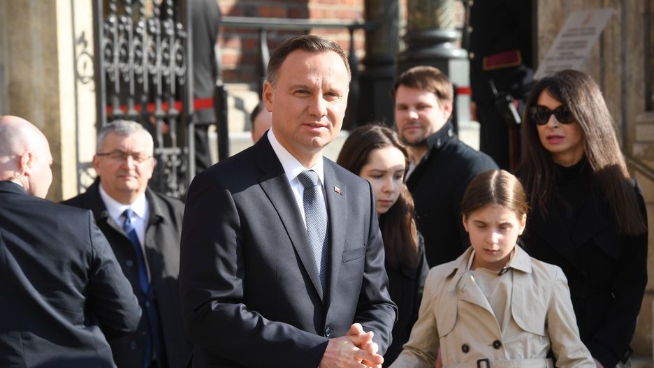 Andrzej Duda z Marta Kaczyńską i córkami na Wawelu 