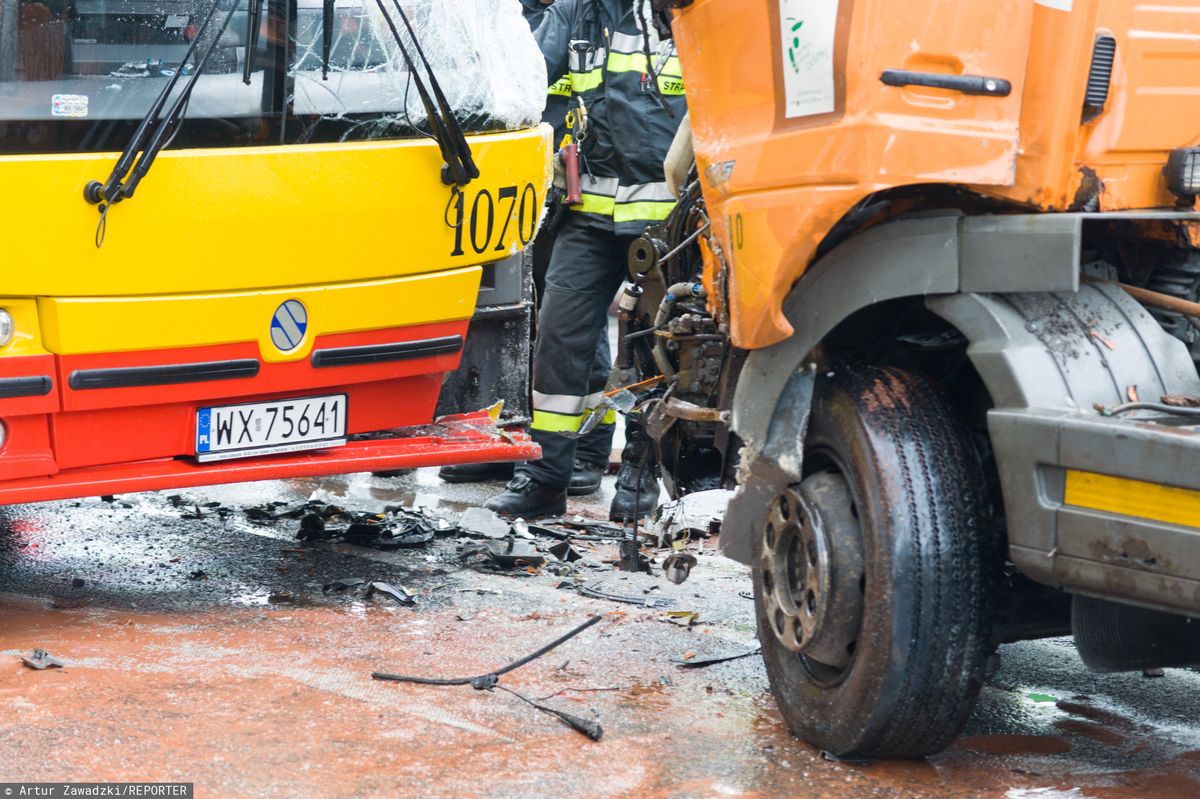 Wawer. Czołowe zderzenie autobusu ZTM z dostawczym busem