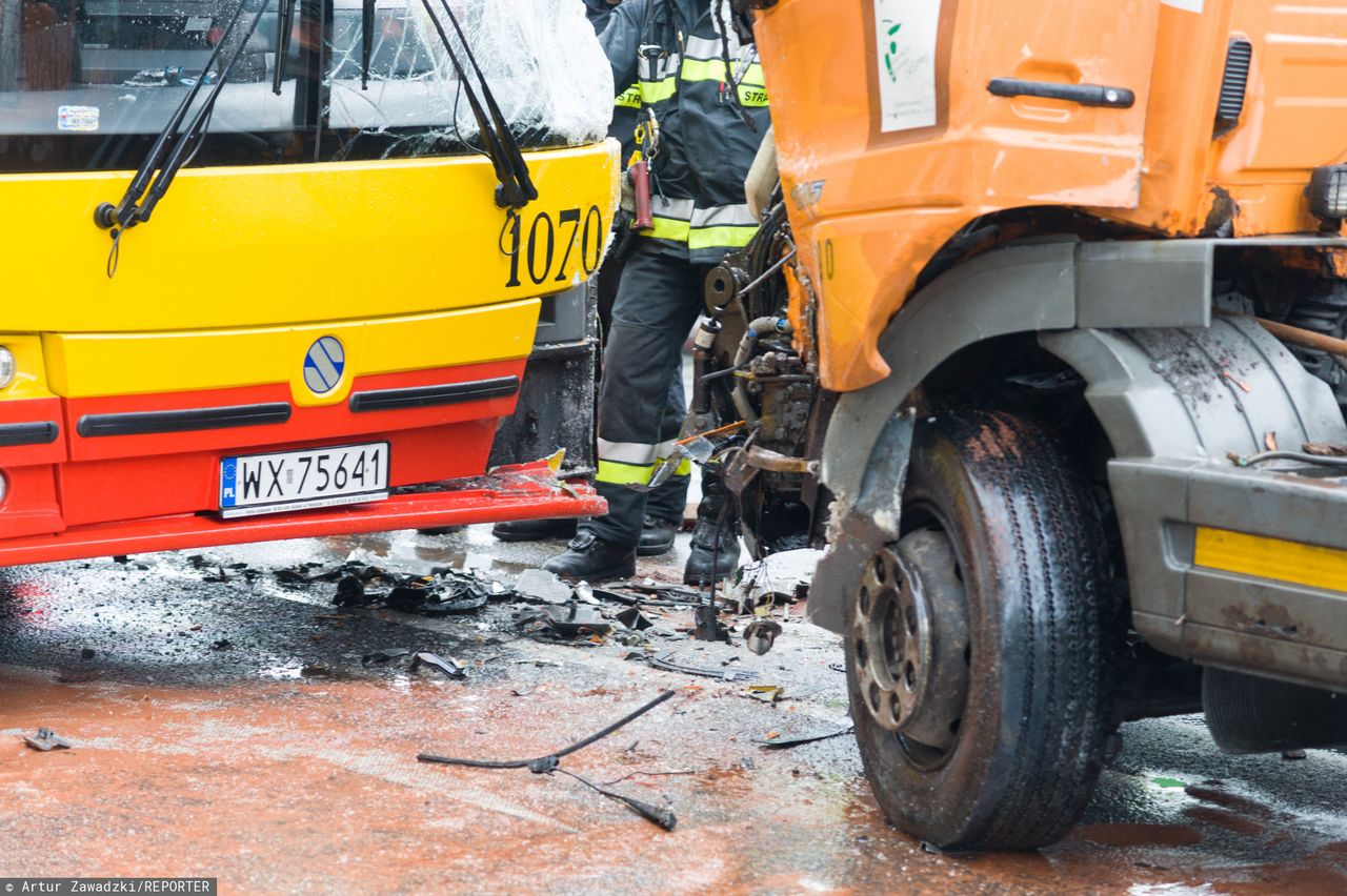 Wawer. Czołowe zderzenie autobusu ZTM z dostawczym busem