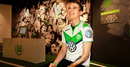 W 2014 roku został wicemistrzem świata FIFA Interactive World Cup. Teraz gra dla VfL Wolfsburg. Wciąż na konsoli