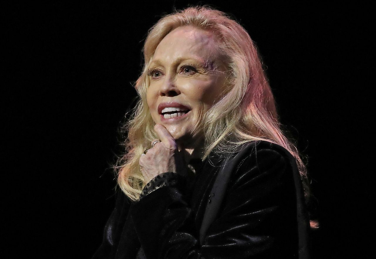 Uwaga, diwa! Faye Dunaway, laureatka Oscara, wyrzucona z teatru za gwiazdorzenie