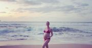 Anne Hathaway w bikini pochwaliła się ciążowym brzuszkiem