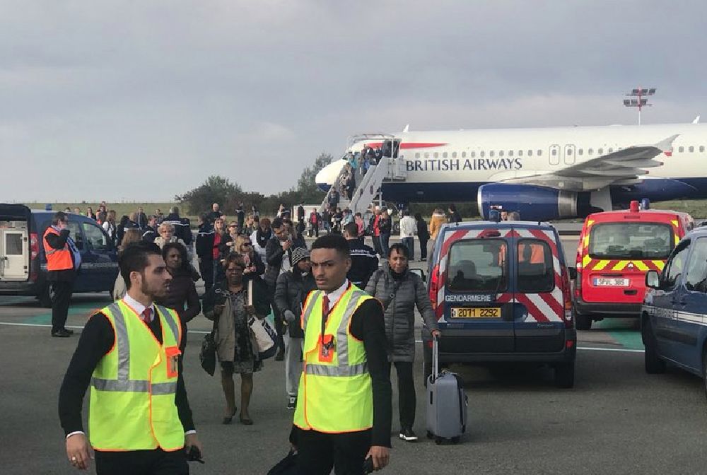 Ewakuacja samolotu do Londynu na lotnisku w Paryżu. Bali się ataku na airbusa British Airways